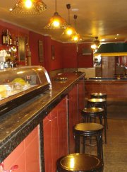 Bar insonorizado con billar y cocina en sant andreu
