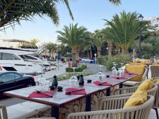 lujoso-restaurante-marina-de-cala-dor-se-traspasa-2_1741068731.jpeg