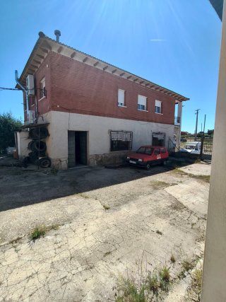 venta-de-naves-con-vivienda-taller-mecanico-3_1781170654.jpeg