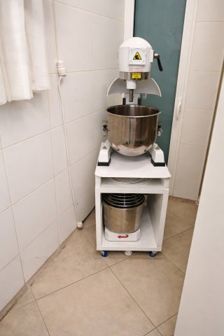 Obrador de pastelería en funcionamiento – totalmente equipado y con clientes